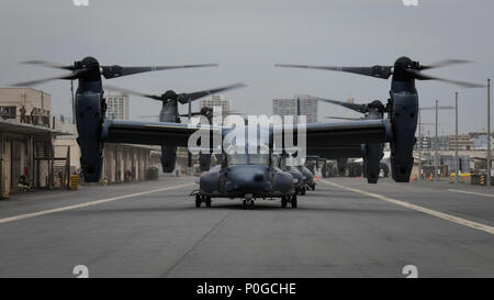 Quatre CV-22 Osprey avion à rotors basculants taxi pour le décollage de Yokohama, Japon, Dock du Nord le 5 avril 2018. Environ 100 aviateurs et cinq Ospreys déployés à Yokota Air Base à participer à des opérations régionales. (U.S. Photo de l'Armée de l'air par la Haute Airman Joseph Pick) Banque D'Images