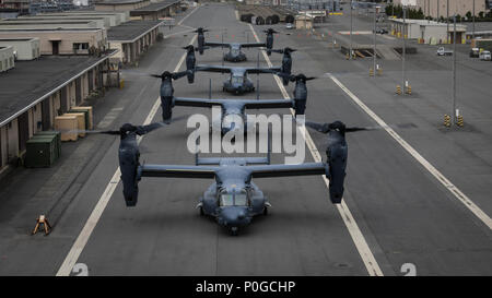 Quatre CV-22 Osprey avion à rotors basculants taxi pour le décollage de Yokohama, Japon, Dock du Nord le 5 avril 2018. Environ 100 aviateurs et cinq Ospreys déployés à Yokota Air Base à participer à des opérations régionales. (U.S. Photo de l'Armée de l'air par la Haute Airman Joseph Pick) Banque D'Images