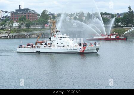 180607-N-VH385-0013 Portland, Oregon (7 juin 2018) Le United States Coast Guard Cutter Orcas (WPB 1327) se prépare à tirer dans le port de Portland, Ore., pour la semaine du Festival. Le festival de Portland et la Fleet Week sont une célébration de la mer avec des services marins, marines, et les membres de la Garde côtière des États-Unis et du Canada faisant de la ville un port d'escale. (U.S. Vidéo de la marine par Mass Communication Specialist 2e classe Wyatt L. Anthony/libérés) Banque D'Images