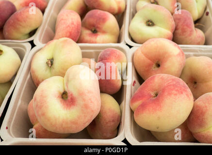 Paniers de produits frais Pêches Beignet de Saturne Banque D'Images