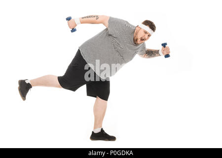 Jeune homme obèse courir avec haltères et looking at camera isolated on white Banque D'Images