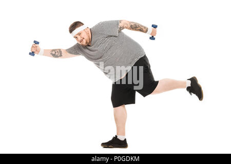 Jeune homme obèse courir avec haltères et looking at camera isolated on white Banque D'Images