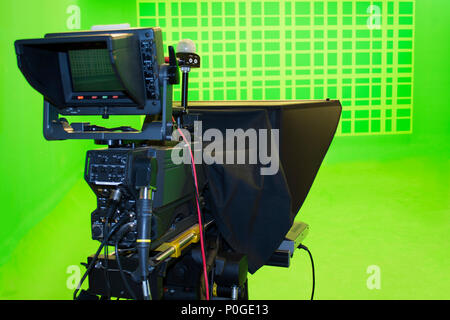 Studio de télévision appareil photo dans l'écran vert chambre studio avec des lumières LED au plafond. Banque D'Images