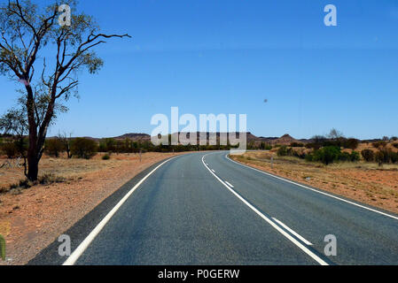 Point de vue de la conduite automobile dans le désert australien. Point de vue personnel conducteur de véhicule roulant sur route déserte, belle Australian Outback Banque D'Images