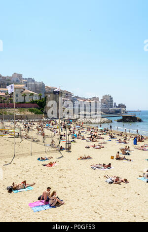 Vue générale de la plage des Catalans par un jour d'été chaud et ensoleillé avec des personnes jouissant de la station par le soleil et jouer sur la plage. Banque D'Images