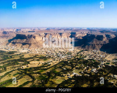 Vue aérienne de la ville de Shibam et Wadi Hadhramaut au Yémen Banque D'Images