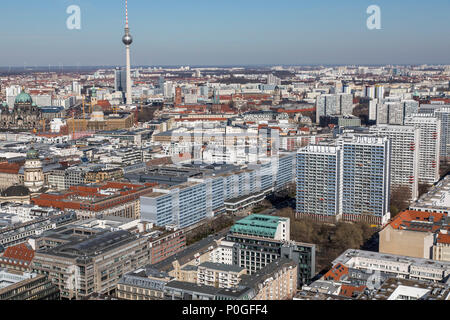 Voir plus de Berlin-Mitte, au nord-est, le Berliner Dom, TV Tower, gratte-ciel résidentiel sur la Leipziger Straße§e , Allemagne Banque D'Images