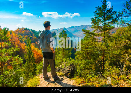 Jeune homme dans à la recherche sur les montagnes d'automne à Sulov, Slovaquie Banque D'Images