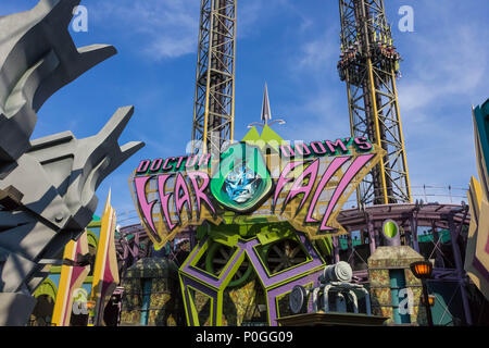 Orlando, Floride, USA - 10 mai 2018 : Ride Doctor Doom Fearfall. Île de l'aventure. Universal.Incredible Hulk coaster dans l'île d'aventure de Universal Studios Orlando. Banque D'Images