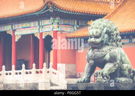 Lion de bronze en face du hall de l'harmonie suprême dans la Cité Interdite de Pékin, la Cité Interdite est l'un des monuments de la Chine Banque D'Images
