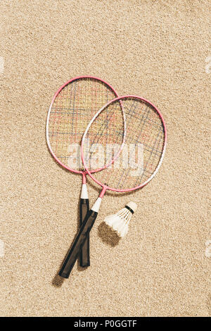 Vue du haut des raquettes de badminton et volant sur le sable Banque D'Images