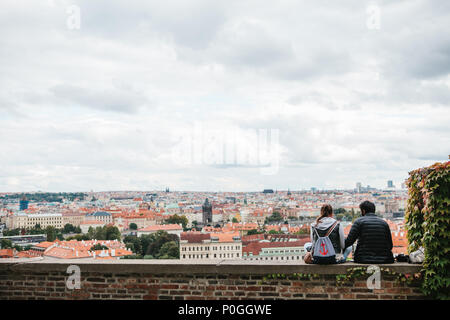 Prague, le 18 septembre 2017 : jeune couple amoureux ou amis sont assis et admirer la belle architecture de la ville sur le mur sur la plate-forme panoramique Banque D'Images