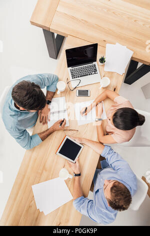 Vue aérienne de gens d'affaires travailler ensemble sur meeting in office Banque D'Images