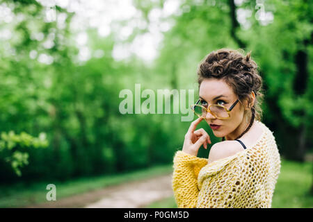 Portrait de jeune femme avec des lunettes dans le parc Banque D'Images