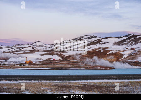 Une vue sur le lac Myvatn avec snow et blanc et orange montagnes en hiver. L'Islande. Banque D'Images