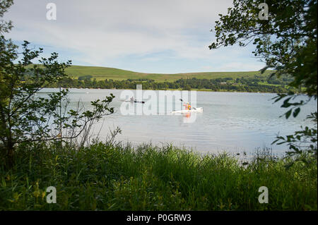 Kayak hommes sur Ullswater dans le Parc National du Lake District, Cumbria, England, UK, FR Banque D'Images