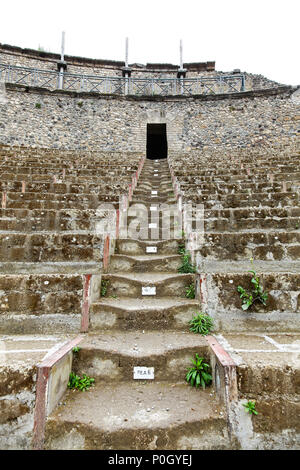 Un ancien amphithéâtre romain, site archéologique de Pompéi, Pompéi, Campanie, Italie, Banque D'Images