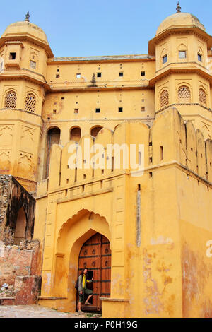 L'une des portes à Fort Amber, Rajasthan, Inde. Fort Amber est la principale attraction touristique dans la région de Jaipur. Banque D'Images