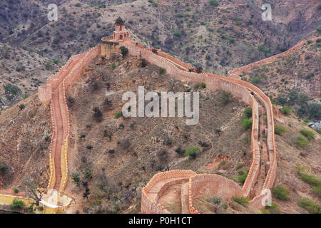 Mur de défense de Jaigarh fort sur les collines Aravalli près de Jaipur, Rajasthan, Inde. Le fort a été construit par Jai Singh II en 1726 pour protéger le Fort Amber Banque D'Images