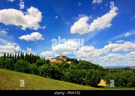 Maison entourée d'arbres dans le Val d'Orcia, Toscane, Italie. En 2004, le Val d'Orcia a été ajouté à la liste du patrimoine mondial de l'UNESCO Banque D'Images