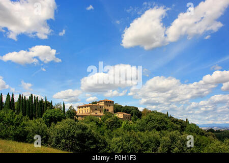 Maison entourée d'arbres dans le Val d'Orcia, Toscane, Italie. En 2004, le Val d'Orcia a été ajouté à la liste du patrimoine mondial de l'UNESCO Banque D'Images