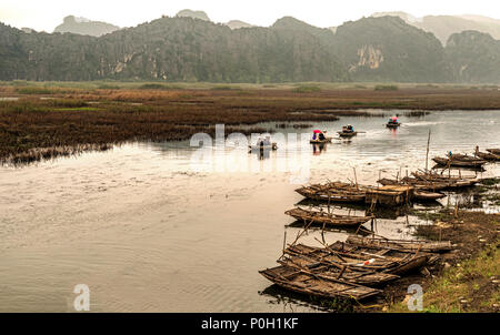 Van Long, Vietnam - 28 octobre 2017 : les touristes sur les petits bateaux voile dans la pittoresque réserve naturelle de Van Long au Vietnam Banque D'Images