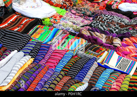 Affichage des textiles traditionnels au marché de la rue de Montevideo, Uruguay. Montevideo est la capitale et la plus grande ville de l'Uruguay. Banque D'Images