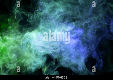 La fumée épaisse vert et bleu sur un fond noir isolé. Contexte de la fumée de vape Banque D'Images