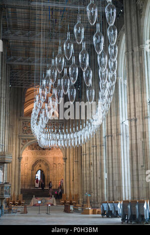 Les ampoules en verre suspendus dans la nef à la cathédrale de Canterbury Banque D'Images