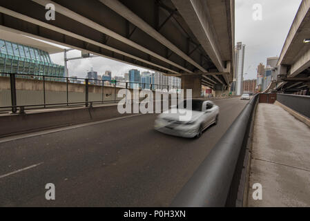 Voitures roulant sur la route du distributeur ouest passe près de l'ICC dans la banlieue de Sydney à Pyrmont, Nouvelle-Galles du Sud, Australie Banque D'Images