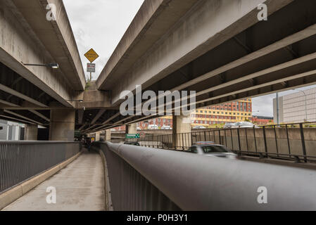 Voitures roulant sur la route du distributeur ouest passe près de l'ICC dans la banlieue de Sydney à Pyrmont, Nouvelle-Galles du Sud, Australie Banque D'Images