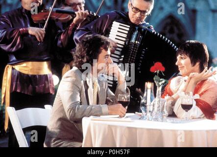 Film Original Titre : Arthur. Titre en anglais : ARTHUR. Directeur de film : STEVE GORDON. Année : 1981. Stars : DUDLEY MOORE ; Liza Minnelli. Credit : ORION PICTURES / Album Banque D'Images