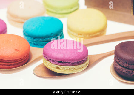 Macarons colorés sur fond blanc. Macaron est doux à base de meringue confection. Banque D'Images