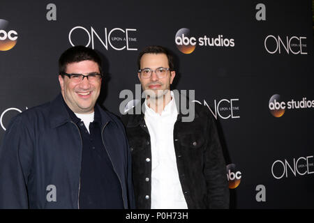 Une fois parti, Série Finale à Londres le 8 mai 2018 à West Hollywood, CA comprend : Adam Horowitz, Edward Kitsis Où : West Hollywood, California, United States Quand : 08 mai 2018 Credit : Nicky Nelson/WENN.com Banque D'Images