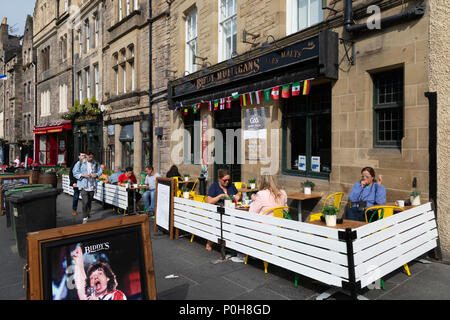 Les gens assis au soleil à l'extérieur de Biddy Mulligans pub, Grassmarket, Édimbourg, Écosse, Royaume-Uni, Vieille Ville Banque D'Images