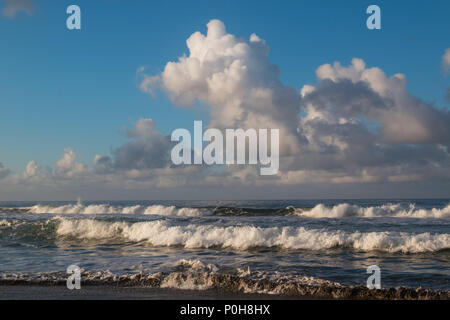 Tôt le matin après une nuit de tempête sur la côte de l'océan Atlantique à l'île de São Miguel, Açores, Portugal. D'intenses nuages sur un ciel bleu. Banque D'Images