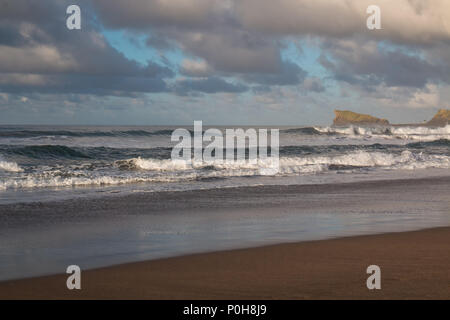 Tôt le matin après une nuit de tempête sur la côte de l'océan Atlantique à l'île de São Miguel, Açores, Portugal. D'intenses nuages sur un ciel bleu. Banque D'Images