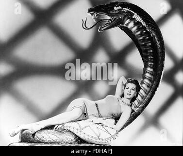 Titre original : COBRA WOMAN. Titre en anglais : COBRA WOMAN. Directeur : ROBERT SIODMAK Film. Année : 1944. Stars : MARIA MONTEZ. Credit : UNIVERSAL PICTURES / Album Banque D'Images