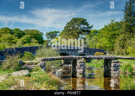 Un paysage de l'ancien pont battant à Postbridge dans le Dartmoor National Park, Devon prises au printemps avec ciel bleu et dynamique de verdure. Banque D'Images