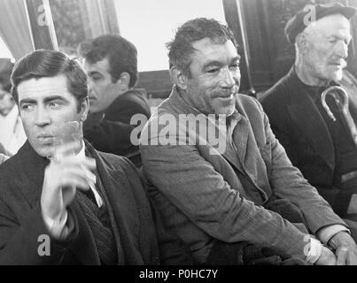 Titre original : Alexis Zorbas. Titre en anglais : Zorba le Grec. Directeur : MICHALIS KAKOYANNIS Film. Année : 1964. Stars : Anthony Quinn, Alan Bates. Crédit : 20TH CENTURY FOX / Album Banque D'Images