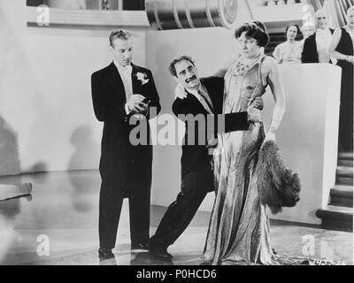 Titre original : DUCK SOUP. Titre en anglais : DUCK SOUP. Directeur : LEO MCCAREY Film. Année : 1933. Stars : Groucho Marx, MARGARET DUMONT. Credit : PARAMOUNT PICTURES / Album Banque D'Images