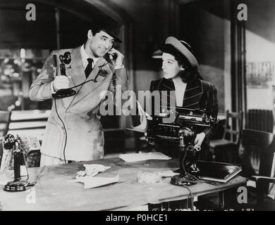 Titre original : His Girl Friday. Titre en anglais : His Girl Friday. Directeur du film : Howard Hawks. Année : 1940. Stars : Cary Grant, Rosalind Russell. Credit : Columbia Pictures / Album Banque D'Images