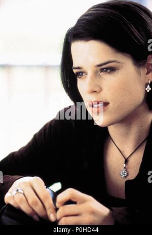 Titre original : SCREAM 2. Titre en anglais : SCREAM 2. Réalisateur : Wes Craven. Année : 1997. Stars : NEVE CAMPBELL. Copyright : Editorial l'intérieur uniquement. C'est un document distribué au public. Les droits d'accès uniquement, aucune licence de droit d'auteur prévue. Autorisation obligatoire à l'icône visuelle (www.visual-icon.com) est requise pour la reproduction de cette image. Credit : DIMENSION FILMS / Album Banque D'Images