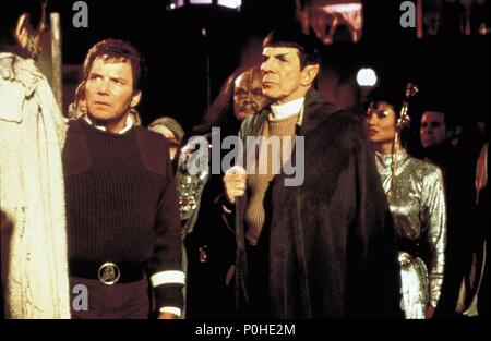 Titre original : STAR TREK V : The Final Frontier. Titre en anglais : STAR TREK V : The Final Frontier. Film Réalisateur : William Shatner. Année : 1989. Stars : Leonard Nimoy, William SHATNER. Credit : PARAMOUNT PICTURES / Album Banque D'Images