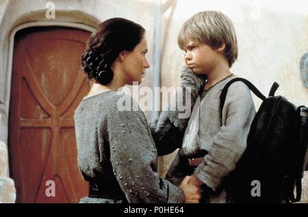 Titre original : Star Wars : Episode I - La menace fantôme. Titre en anglais : Star Wars : Episode I - La menace fantôme. Film Réalisateur : GEORGE LUCAS. Année : 1999. Stars : PERNILLA AUGUST ; JAKE LLOYD. Credit : LUCAS FILM LTD & MC / HAMSHERE, KEITH / Album Banque D'Images