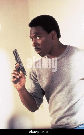 Titre original : BEVERLY HILLS COP. Titre en anglais : BEVERLY HILLS COP. Film Directeur : MARTIN BREST. Année : 1984. Stars : Eddie Murphy. Credit : PARAMOUNT PICTURES / Album Banque D'Images