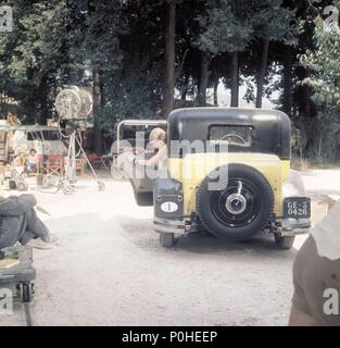 Titre original : JAUNE ROLLS ROYCE, LA. Titre en anglais : YELLOW ROLLS ROYCE, LA. Film Réalisateur : Anthony Asquith. Année : 1964. Stars : Shirley Maclaine. Credit : M.G.M / Album Banque D'Images