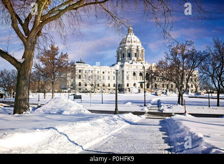 Le bâtiment du capitole de l'État du Minnesota à Saint Paul, recouvert d'une couverture de neige en hiver. Banque D'Images