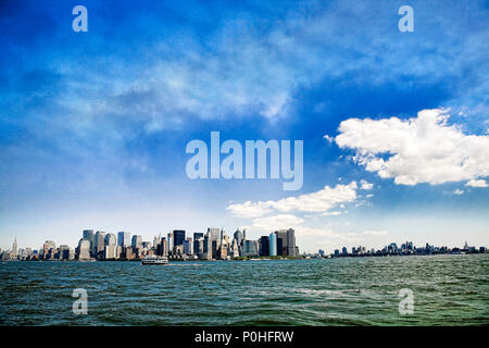 Un ferry traverse le port de New York en face de Manhattan, New York City. Banque D'Images