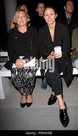 (À droite) Caroline Rush, directrice générale du British Fashion Council au premier rang lors du spectacle SS19 pour hommes de la Daniel W. Fletcher London Fashion week au BFC Showspace, Londres.ASSOCIATION DE PRESSE.Date de la photo: Samedi 9 juin 2018.Le crédit photo devrait se lire: Isabel Infantes/PA Images Banque D'Images